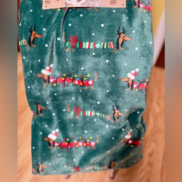 Cuddlove Green Christmas Dachshund Blanket – 90” x 70” Oversized Plush Throw - Picture 3 of 4